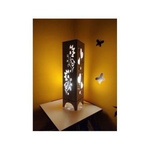 Une lampe de table LED  avec des motifs floraux  design moderne et