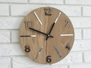 ساعة حائط خشبية