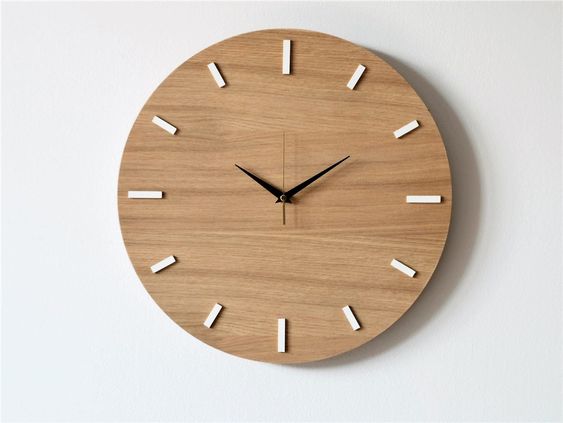 ساعة حائط خشبية